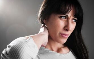 Žena je zabrinuta zbog simptoma cervikalne osteokondroze